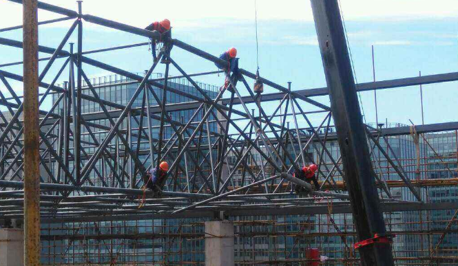 铁力论网架装配施工中搭设脚手架应当留神的事故